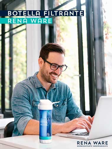 persona en oficina con una botella filtrante en su escritorio